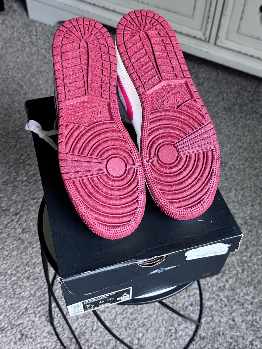 Air Jordan 1 Mid SE. Size 7 Y / 8.5 Women. New and Never Worn. - Picture 4 of 6